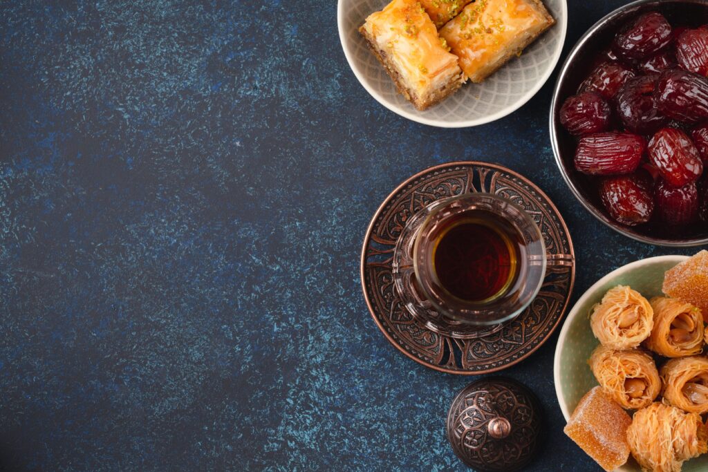 أحد محلات الحلويات العربية في ميسيساغا يقدم البقلاوة والتمر العربي