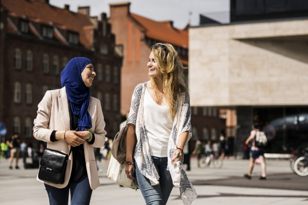 فتاه و صديقتها تمشي في شارع العرب في تورونتو