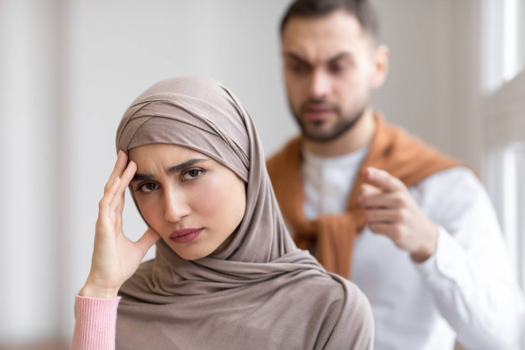 رجل يتشاجر مع زوجته المسلمة حول الطلاق
