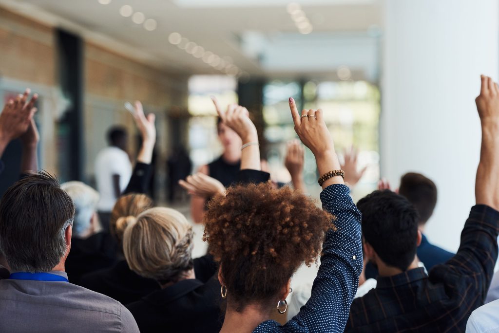 مجموعة أشخاص يقومون بالتصويت لأمر ما