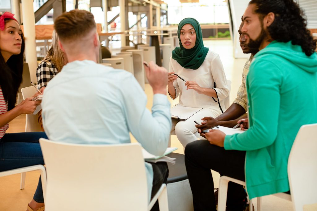 أشخاص يتناقشون ويخططون لنشاط ما