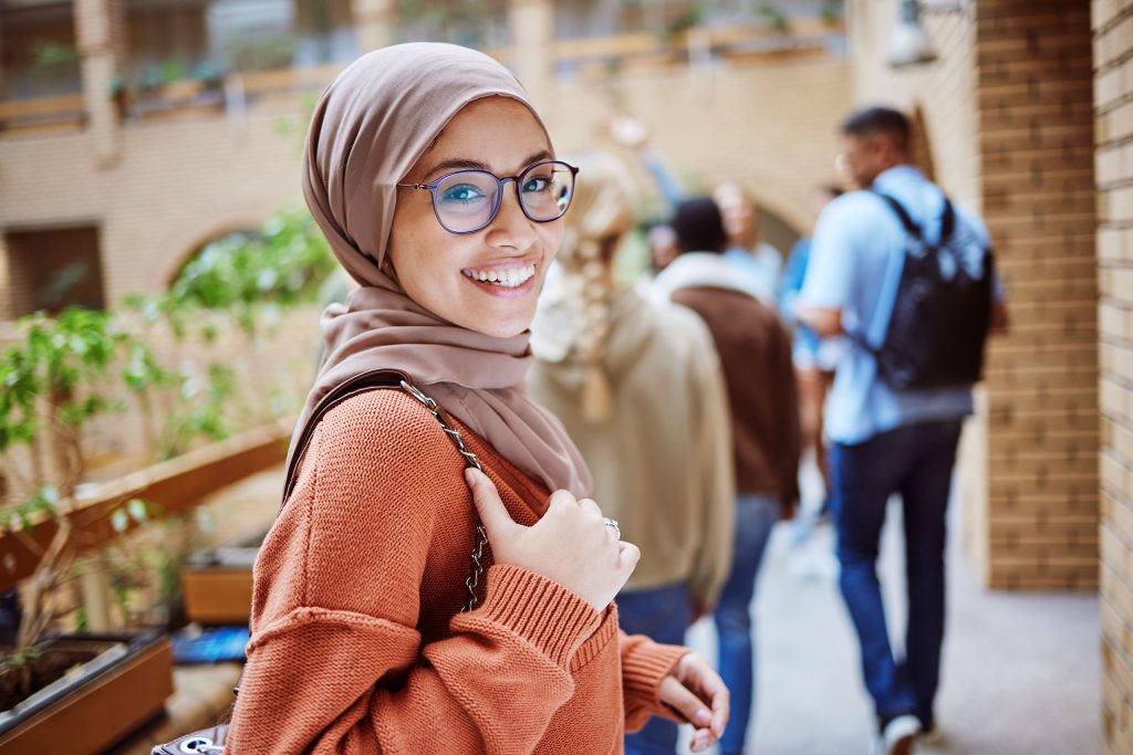 فتاة محجبة. مدارس عربية في كندا اوتوا.